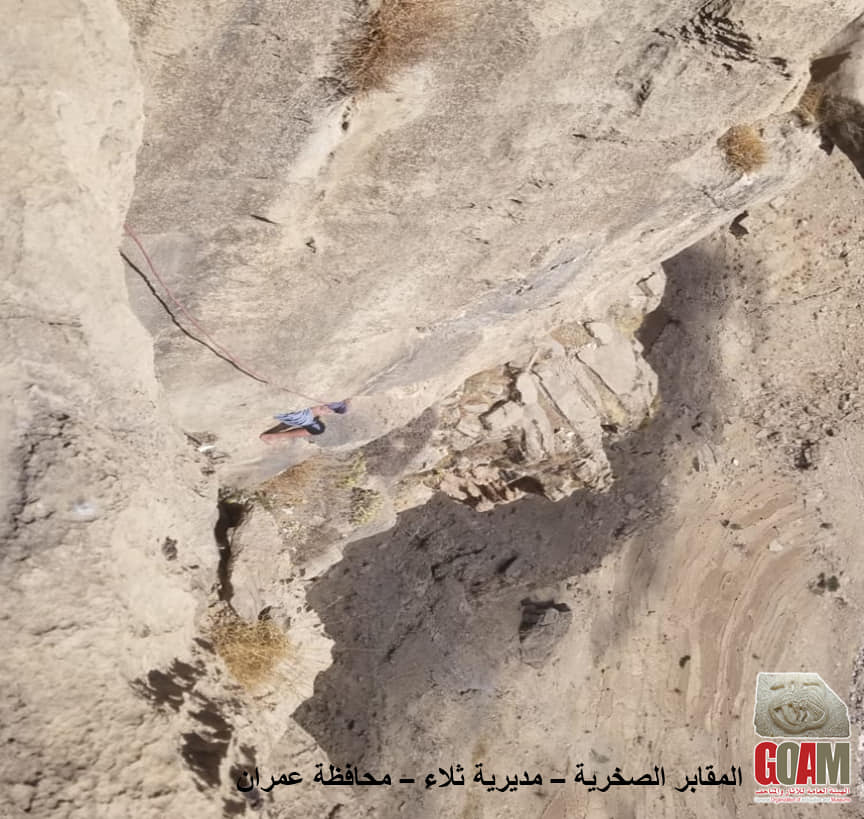 كليف فريق من الاخصائيين بالنزول الميداني للمواقع الاثرية لمعانيه المواقع وتحريزها . - صورة إضافية 2